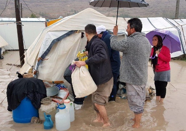 آبگرفتگی چادرها؛ معضل‌تازه برای زلزله‌زدگان سرپل ذهاب  زندگی دشوار 25 هزار خانوار در چادر و کانکس