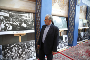 بازدید رئیس مجلس از نمایشگاه عکس امام خمینی