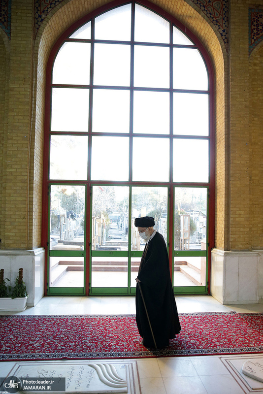 حضور  رهبر معظم انقلاب در حرم مطهر امام خمینی(س)