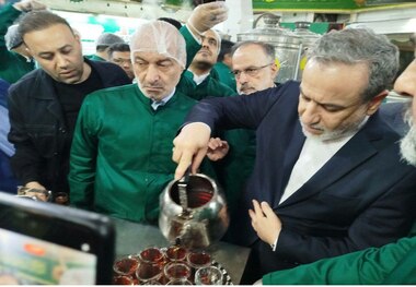 پذیرایی عراقچی از زوار در چایخانه حرم مطهر امام رضا (ع) + عکس