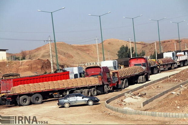 ازدحام کامیون‌ها در مرز مهران به علت عدم مراجعه تجار عراقی