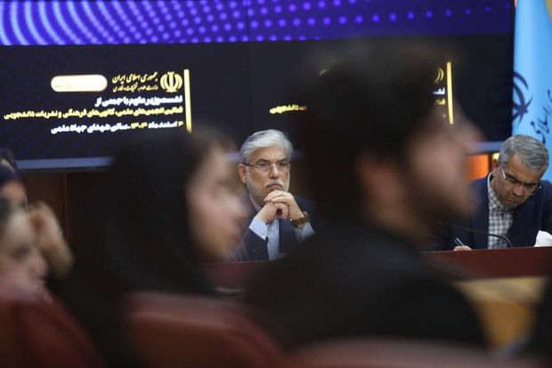 وزیر علوم در نشست با فعالان دانشجویی: اصل اعتراضات این مدت را طبیعی می‌دانم/ به‌عنوان یک پدر، پیش از هر چیز نگران جان و امنیت دانشجویان هستم/ باید یک دور جدید گفت‌وگو در دانشگاه‌ها آغاز شود