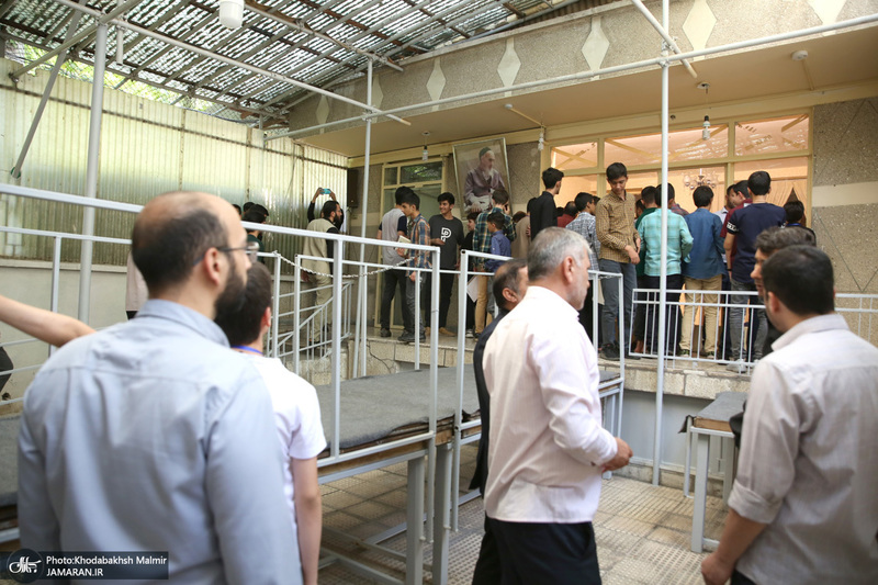 بازدید برگزیدگان پویش کتاب خوانی هیس طوری در تهران از بیت امام خمینی (س) در جماران