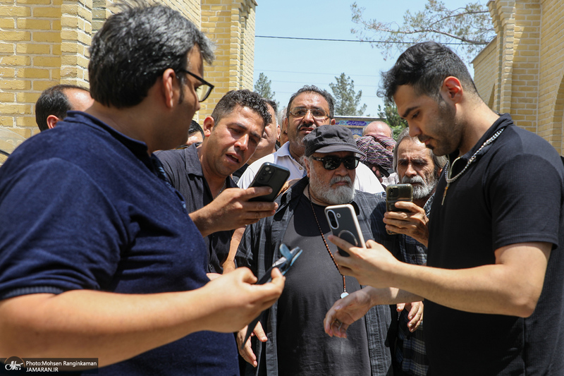 مراسم خاکسپاری مرحوم اکبر عبدی در قطعه هنرمندان