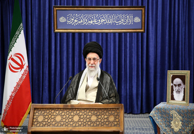 رهبر معظم انقلاب: ملت و کشور ما امروز و تا آینده‌های دور به نگاهبانی از یاد و خاطره  امام عزیز احتیاج دارند/ جمهوری اسلامی ابتکار حضرت امام (ره) بود/ راز پر شکوه و افتخار بخش این نظام، دو کلمه است: «جمهوری» و «اسلامی»