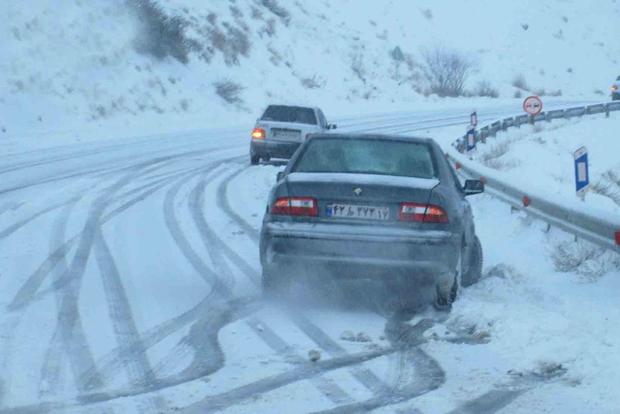 کولاک در محورهای هراز و فیروزکوه ادامه دارد