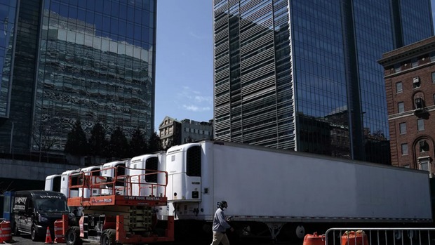 استقرار کامیونهای یخچال دار در خیابانهای نیویورک برای حفظ اجساد قربانیان کرونا+عکس