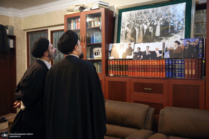 حضور شخصيت هاي سياسي در منزل مرحوم آیت الله بجنوردی 2