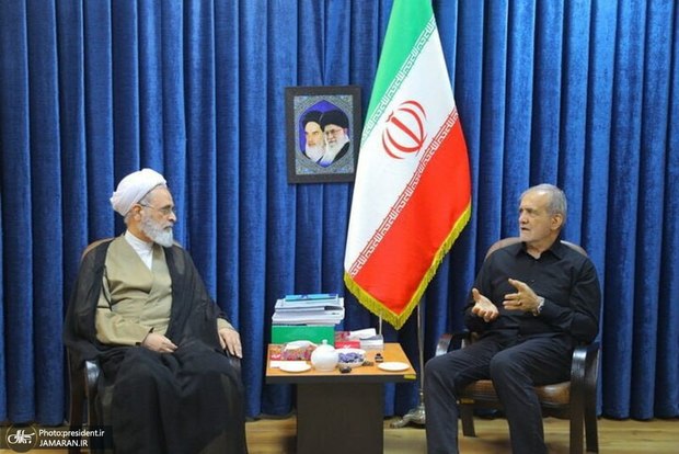 رئیس‌جمهور با مدیر حوزه‌های علمیه کشور دیدار کرد