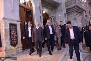 گردهمایی مسئولین بسیج دانشجویی و طلاب بسیجی در حرم امام با سخنرانی رئیس‌جمهور پزشکیان (32)