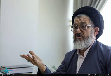 سید رضا اکرمی: به جای مچ گرفتن دست همدیگر را بگیریم 
