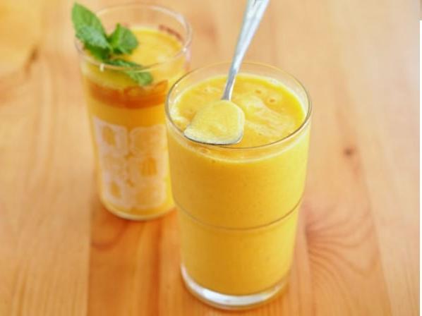 نوشیدنی خنک؛ اسموتی انبه و طالبی