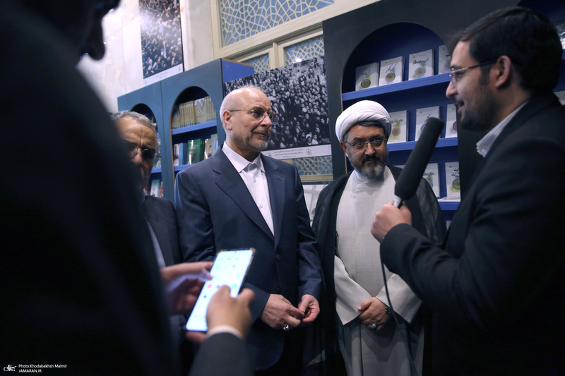 بازدید رئیس مجلس از نمایشگاه عکس امام خمینی