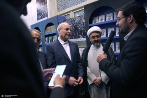بازدید رئیس مجلس از نمایشگاه عکس امام خمینی