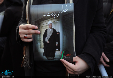 روزنامه جمهوری اسلامی خبر داد: پس از سالها، عکس آیت‌الله هاشمی در معابر مشهد نصب شد