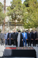 اقامه نماز رهبر انقلاب بر پیکر همسر شهید آیت‌الله مطهری