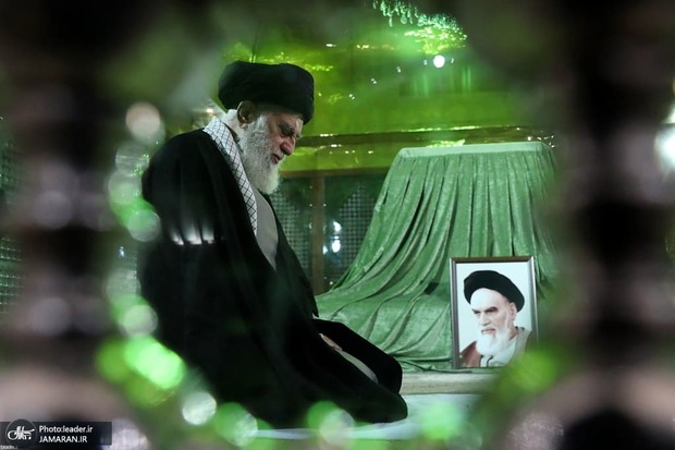 هدف، تخریب آیت‌الله خامنه‌ای است/ ملاحظه‌ای بر یک توییت جنجالی