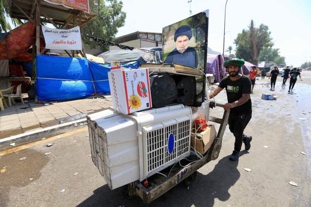 تصاویری جالب از خروج هواداران صدر از منطقه سبز بغداد