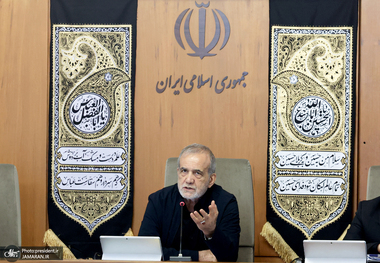 پزشکیان در جلسه امروز هیئت دولت: آماده‌ایم فصل نوینی را در روابط با همسایگان در حوزه خلیج فارس آغاز کنیم/ بی‌تردید عبور از بحران و نیل به ساحل امن و آرامش جز با حمایت و هدایت مقام معظم رهبری امکان‌پذیر نبود و نخواهد بود