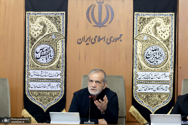 پزشکیان در جلسه امروز هیئت دولت: آماده‌ایم فصل نوینی را در روابط با همسایگان در حوزه خلیج فارس آغاز کنیم/ بی‌تردید عبور از بحران و نیل به ساحل امن و آرامش جز با حمایت و هدایت مقام معظم رهبری امکان‌پذیر نبود و نخواهد بود