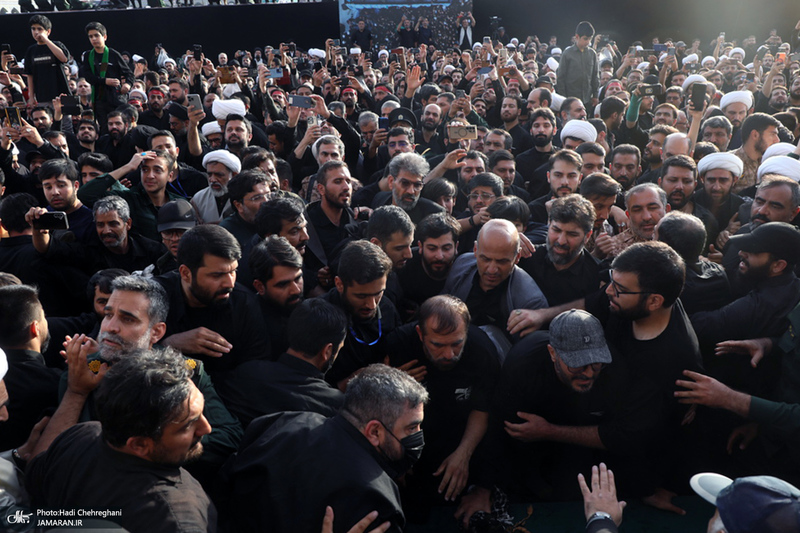 اقامه نماز بر پیکرهای مطهر رهبر شهید و خانواده ایشان به امامت آیت‌الله العظمی جوادی آملی