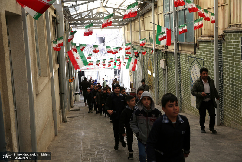 تجدید میثاق دانش آموزان و مردم با امام در حسینیه جماران