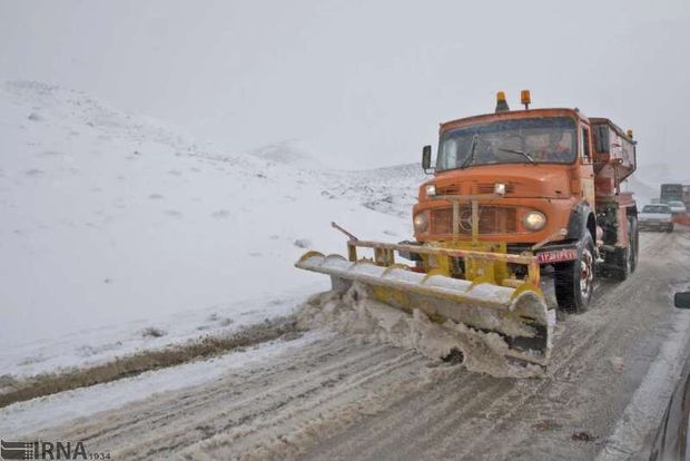 برف پاییزی جاده‌های کوهستانی تهران را سفیدپوش کرد