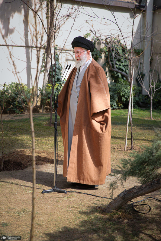 کاشت نهال در روز درختکاری توسط رهبر معظم انقلاب