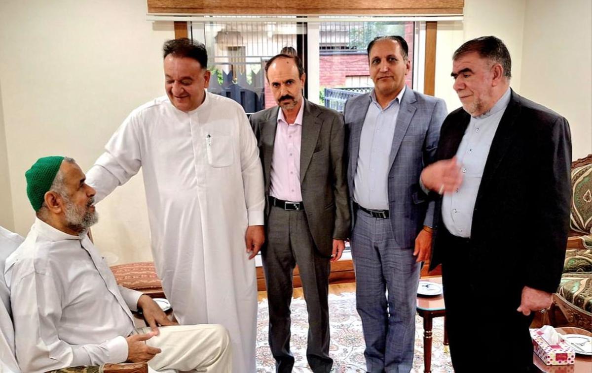 عیادت جمعی از فعالان حوزه اقوام و اقلیت های مذهبی از سید محمود علوی + عکس