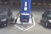 شگفتی در پمپ بنزینی در ایران/ جا شدن۳ لیتر بنزین در بطری ۱.۵ لیتری! + فیلم