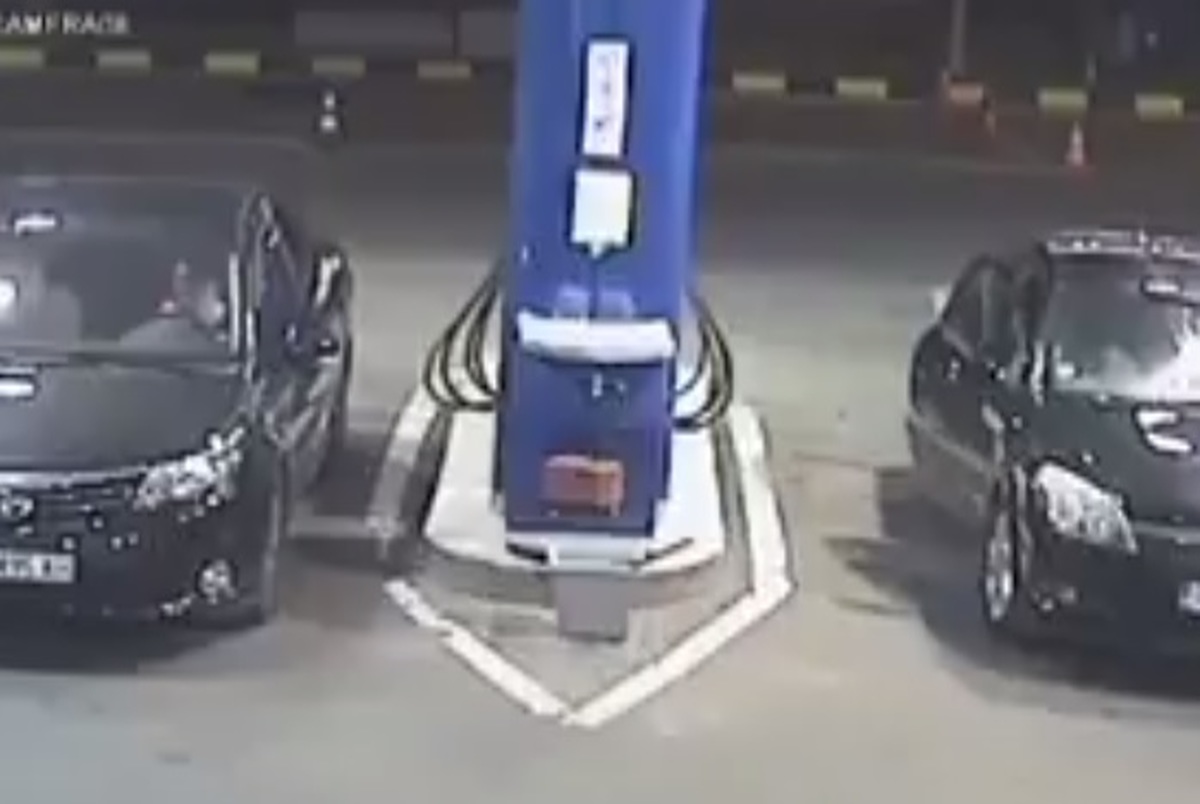 شگفتی در پمپ بنزینی در ایران/ جا شدن۳ لیتر بنزین در بطری ۱.۵ لیتری! + فیلم
