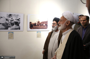 بازدید آیت الله دری نجف آبادی از نمایشگاه عکس امام دل‌ها‎