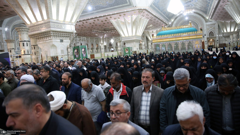 اقامه نمازسید حسن خمینی  بر پیکر شهید حیدری در حرم مطهر امام خمینی (س)