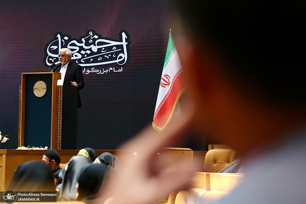 عارف: امام خمینی (ره) در کنار شور انقلابی، هنر صبر انقلابی داشت/ امام اهل معامله نبود/ برای پاسداشت میراث امام باید از روایت‌های تکراری عبور کنیم/ امروز اگر بخواهیم به راه امام بازگردیم باید به جوانان رجوع کنیم