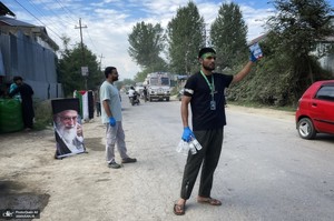 توزیع آب و شربت نذری برای حمایت از مردم غزه در کشمیر