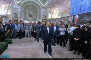 ادای احترام وزیر ورزش و جوانان و جمعی از ورزشکاران به مقام شامخ حضرت امام(س)  
