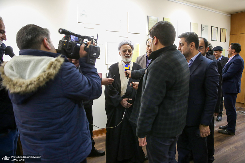 بازدید آیت الله دری نجف آبادی از نمایشگاه عکس امام دل‌ها‎