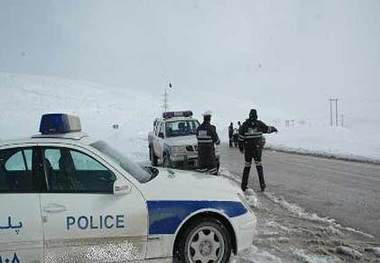 جاده های کردستان لغزنده است پلیس از تردد خودروها بدون زنجیر چرخ جلوگیری می کند