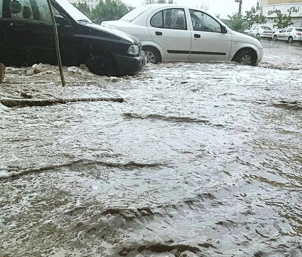 برخی معابر غرب مشهد دچار آبگرفتگی شد