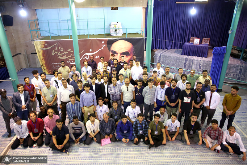 بازدید جمعی از دانشجویان خارجی از بیت امام خمینی (س) در جماران  1