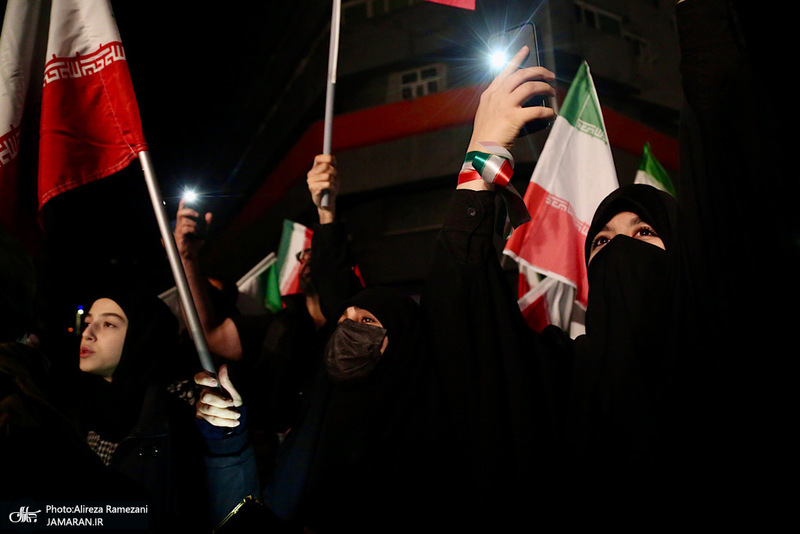 حركت دسته مردمى پرچمداران ايران به مناسبت روز جمهوری اسلامی ایران