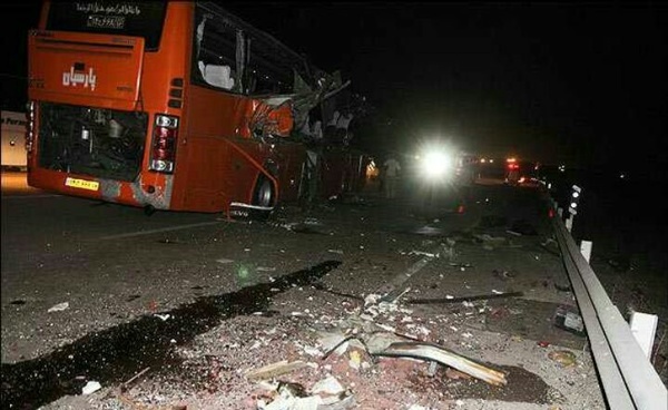 برخورد اتوبوس سرویس کارکنان ایران خودرو با تریلی 11 سرنشین مصدوم شدند