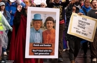 تظاهرات گسترده مردم آمریکا در اعتراض به سیاست‌های ترامپ و ماسک (7)