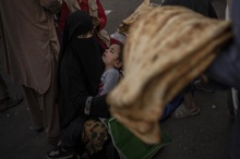 اقتصاد افغانستان از هم پاشیده است/ موج گرسنگی در آستانه فصل سرد کابل/ نامه سناتورهای زن کنگره آمریکا به بایدن