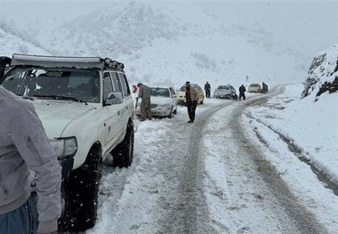 آخرین وضعیت جاده های کشور پس از برف شدید در برخی مناطق/ هیچ محور شریانی کشور مسدود نیست/ تردد در برخی محورها فقط با زنجیر چرخ - گز ارش 22 دی 1402