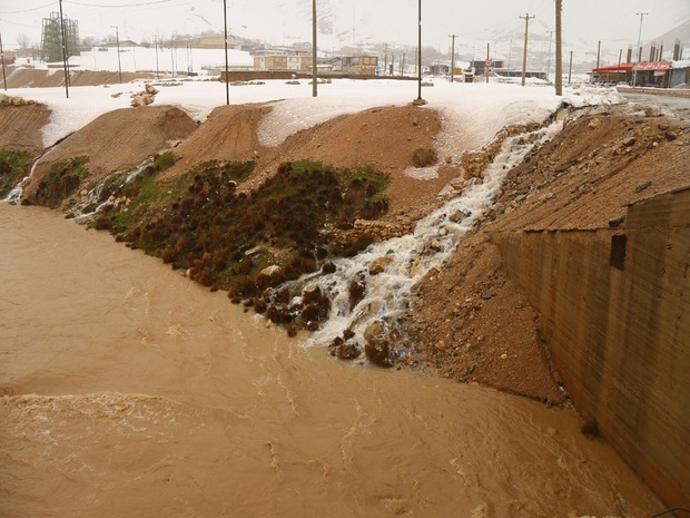 سیلاب راه ارتباطی 53 روستای شهرستان کوهرنگ را قطع کرد