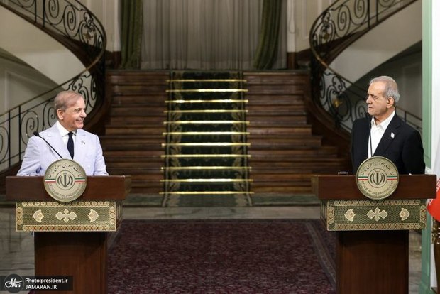 پزشکیان: پاکستان کشوری مهم و همسایه راهبردی برای ایران است/ مرزهای دو کشور باید عاری از ناامنی و تروریسم باشد/ شهباز شریف: از حق ایران برای دستیابی به انرژی هسته‌ای دفاع می‌کنیم