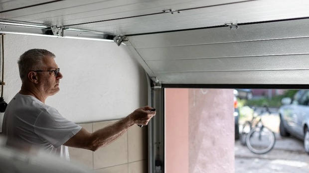 هزینه تعمیرات جک درب پارکینگ در سال 1404 چقدر است؟