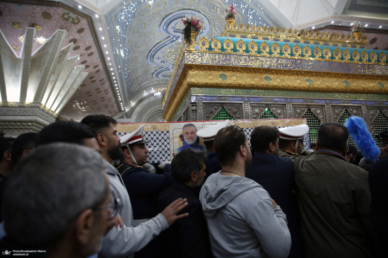 اقامه نمازسید حسن خمینی  بر پیکر شهید حیدری در حرم مطهر امام خمینی (س)