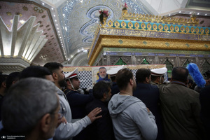 اقامه نمازسید حسن خمینی  بر پیکر شهید حیدری در حرم مطهر امام خمینی (س)